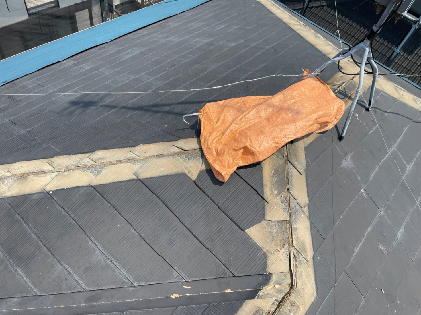 横浜市戸塚区にて屋根修理〈スレート屋根からアルマにカバー工法〉の施工前写真