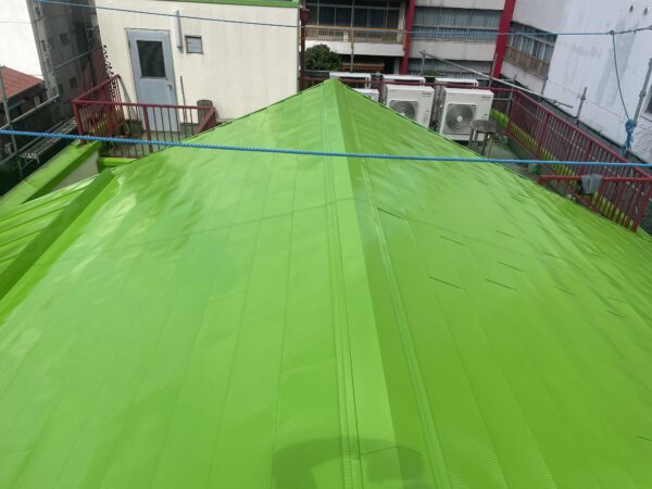 横浜市中区にて屋根修理〈トタン屋根カバー工法〉の施工後写真