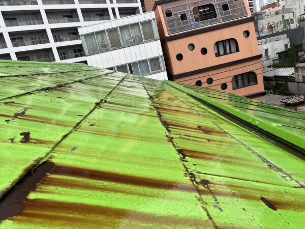 横浜市中区にて屋根修理〈トタン屋根カバー工法〉の施工前写真