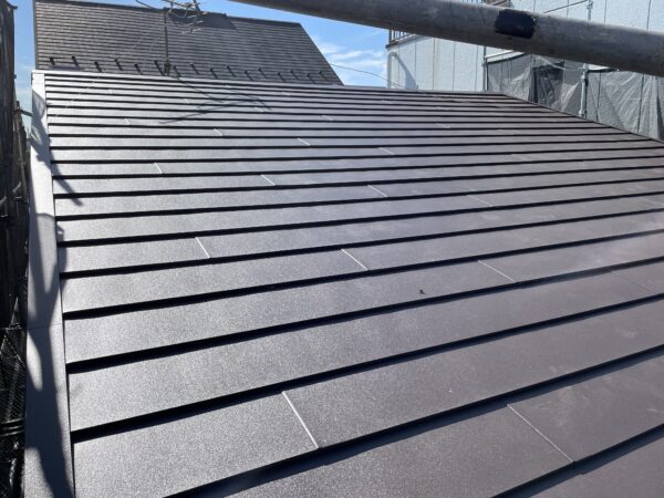 横浜市鶴見区にて屋根修理〈コロニアル屋根カバー工法〉の施工後写真