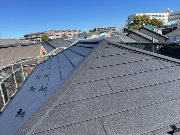 横浜市緑区にて屋根修理〈パミール屋根からスーパーガルテクトにカバー工法〉の施工後写真