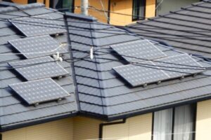 太陽光パネルがついた屋根の修理方法